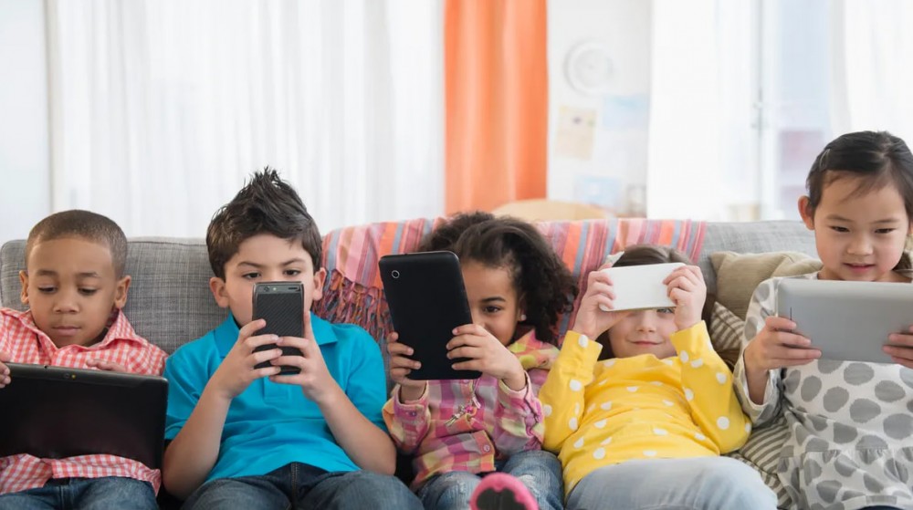 La ce vârstă ar trebui să aibă un copil un telefon mobil